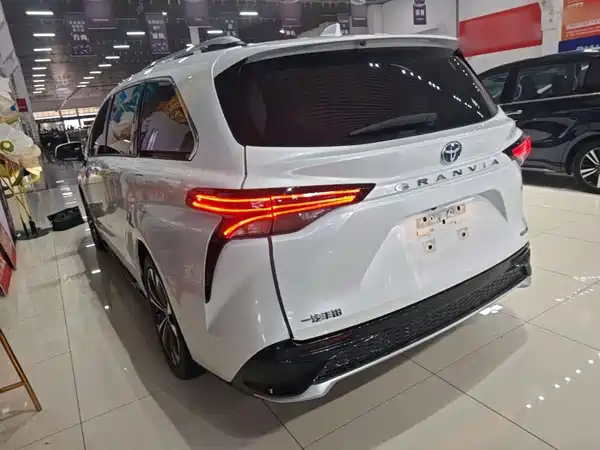 Toyota Granvia 2023