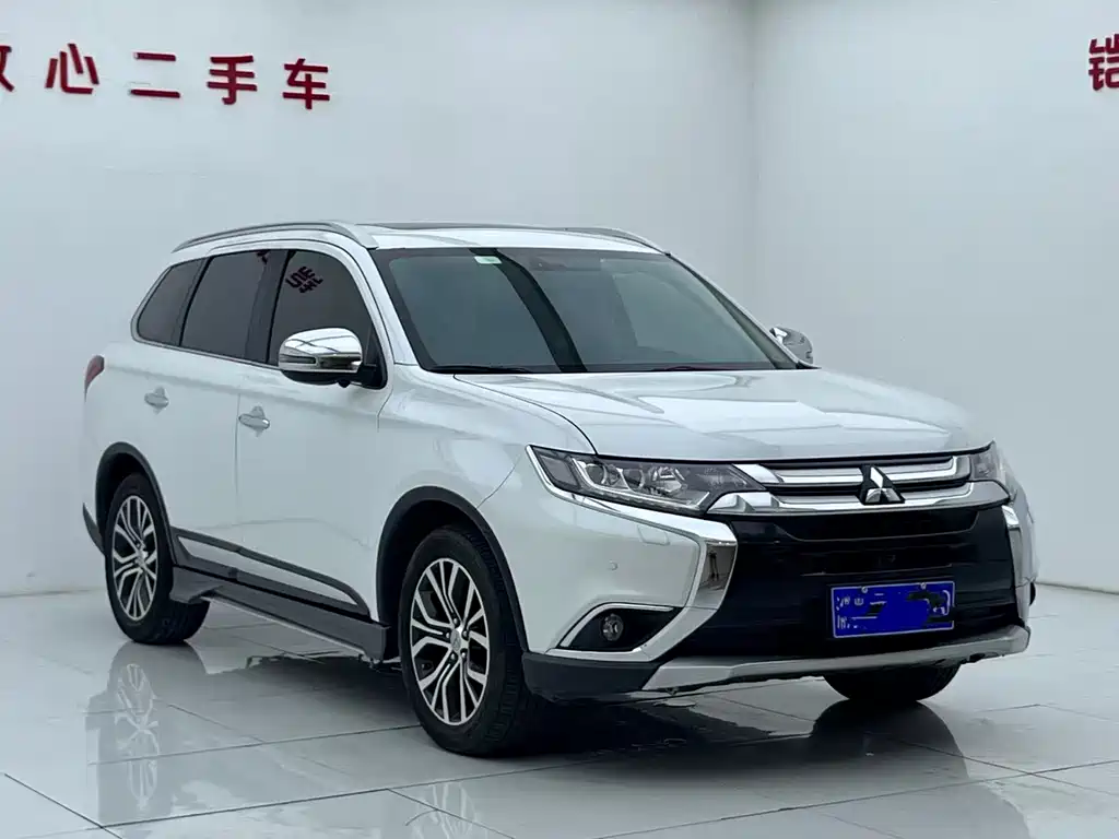 Mitsubishi Outlander 2017 — фото 2