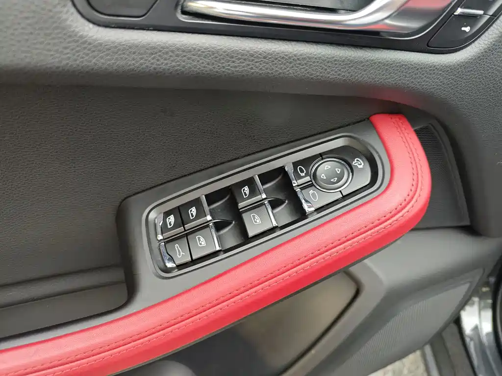 Porsche Macan 2018 — фото 20