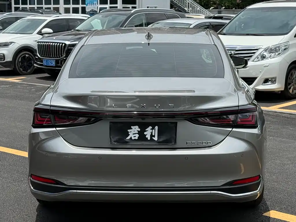 Lexus ES 2025
