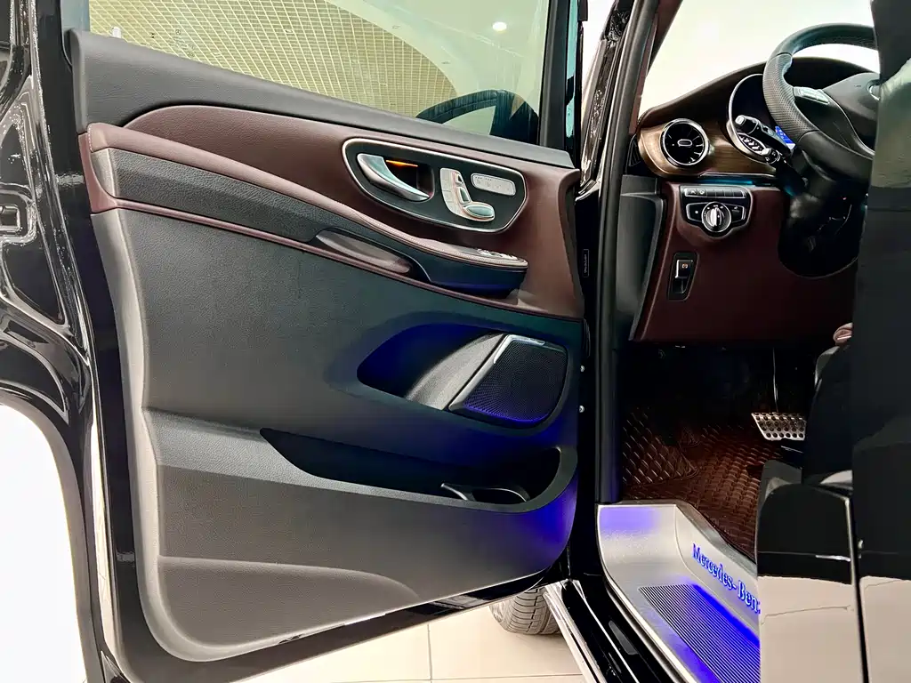 Mercedes-Benz V-Class 2024 — фото 25