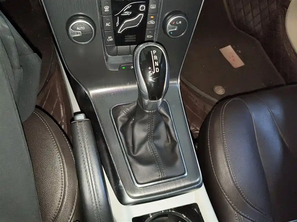 Volvo V40 2016 — фото 10