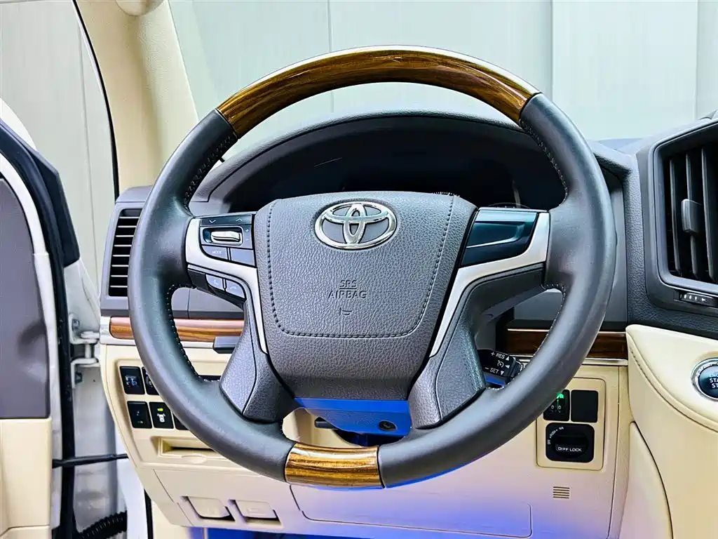 Toyota Land Cruiser 2017 — фото 10