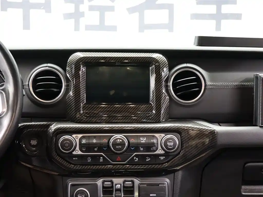 Jeep Wrangler 2020 — фото 12