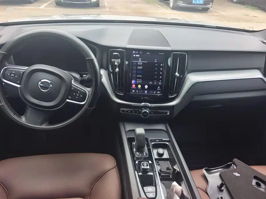 Volvo XC60 2022 — фото 12