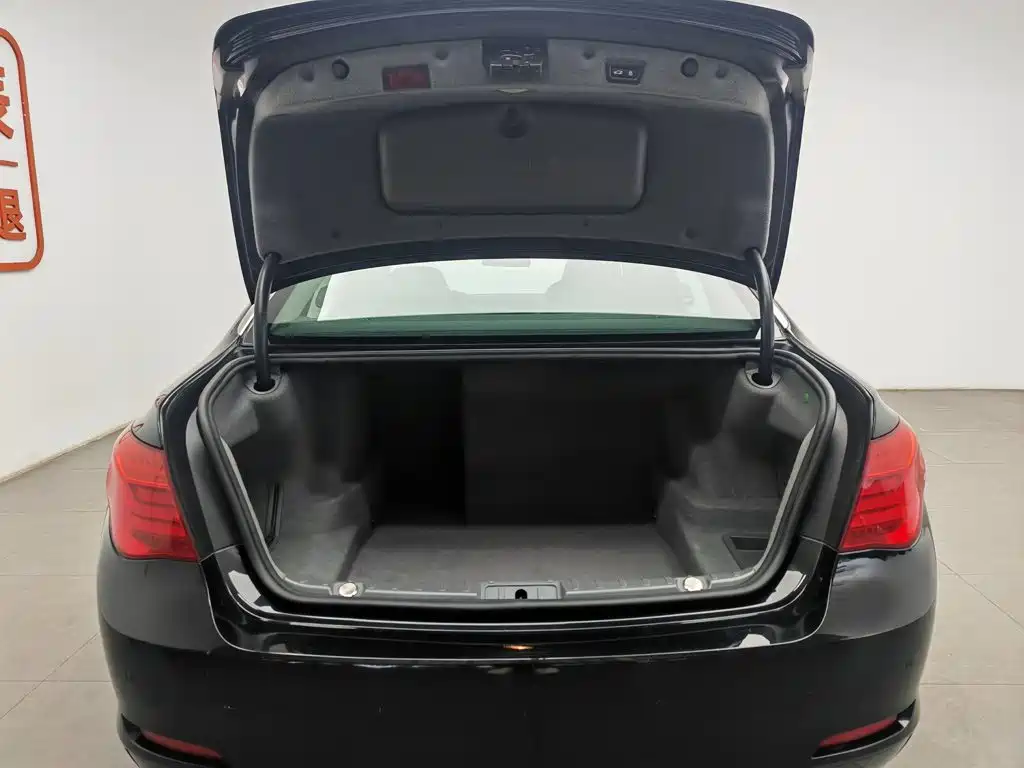 BMW 7 Series 2010 — фото 16