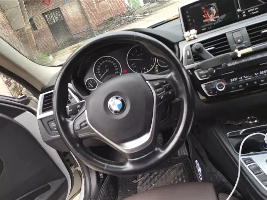 BMW 3 Series 2018 — фото 15