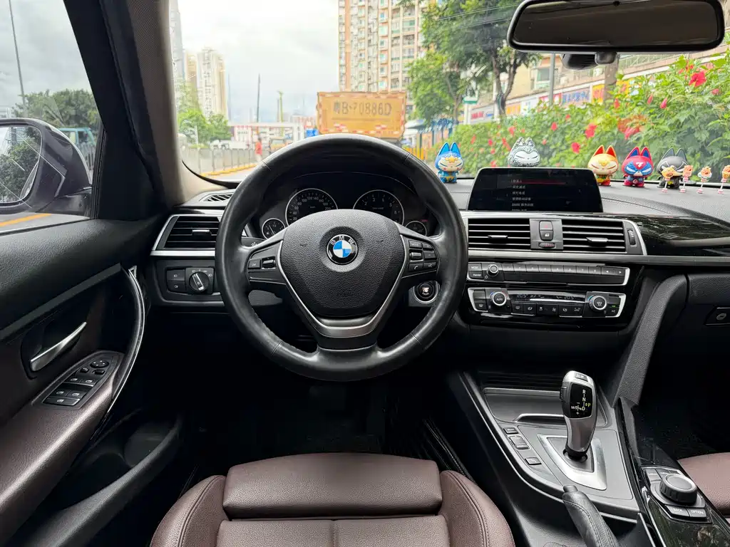 BMW 3 Series 2018 — фото 10