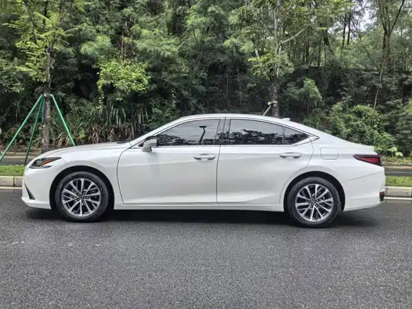 Lexus ES 2024
