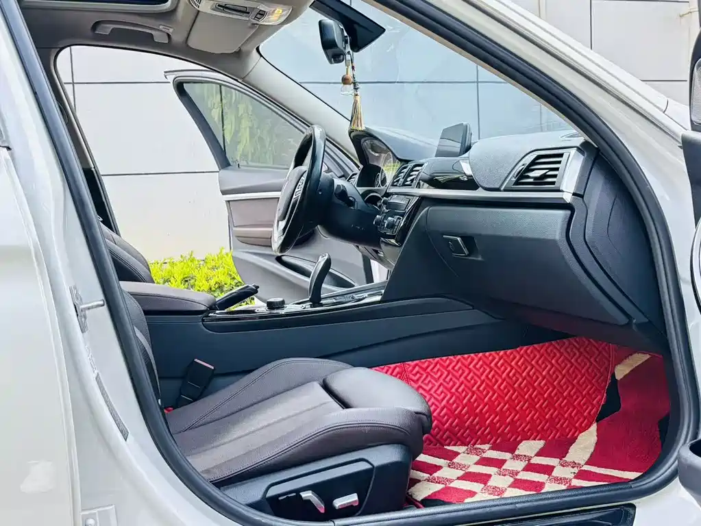 BMW 3 Series 2018 — фото 12