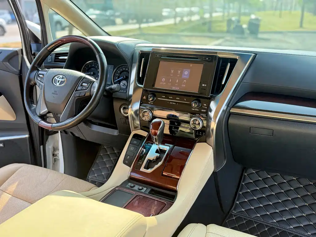 Toyota Alphard 2017 — фото 11