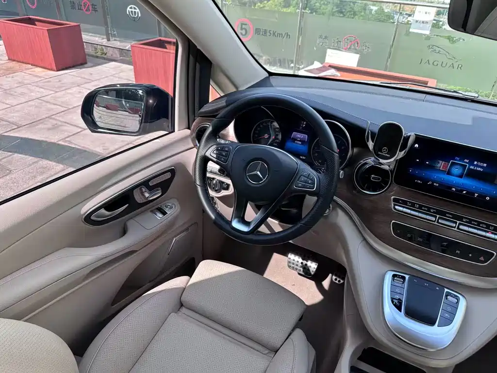 Mercedes-Benz V-Class 2024 — фото 10