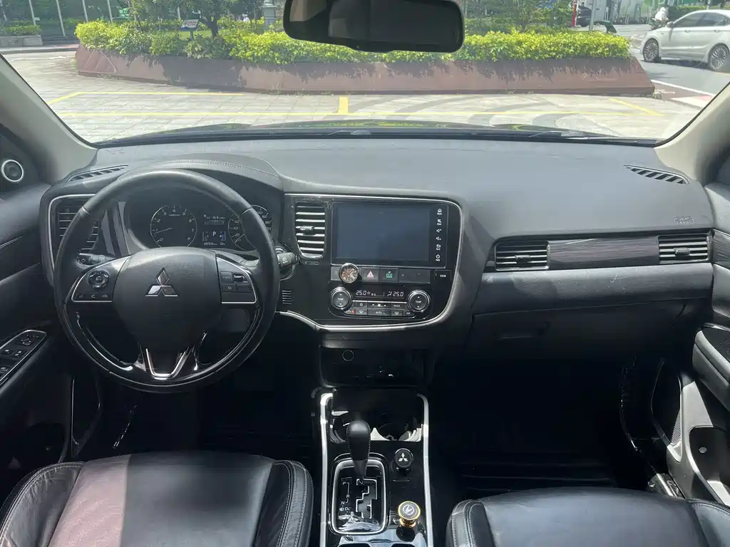 Mitsubishi Outlander 2019 — фото 11