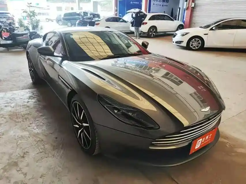 Aston Martin DB11 2020 — фото 5