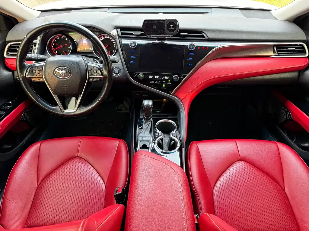 Toyota Camry 2019 — фото 22