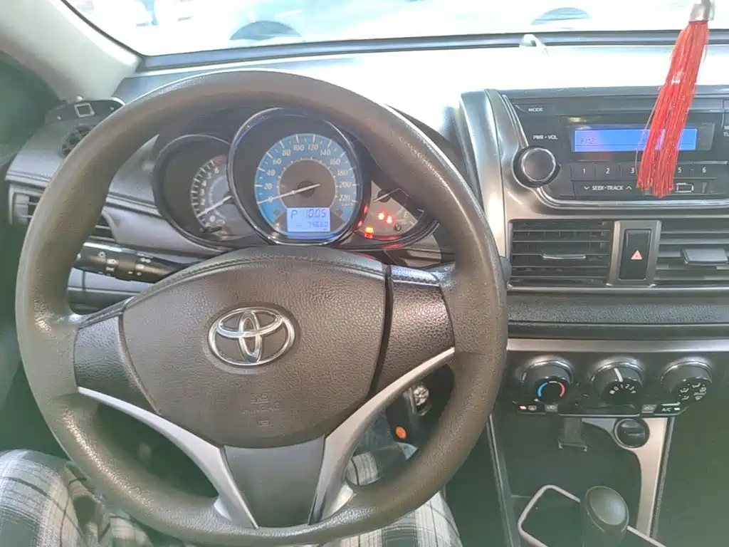 Toyota Yaris L 2015 — фото 10