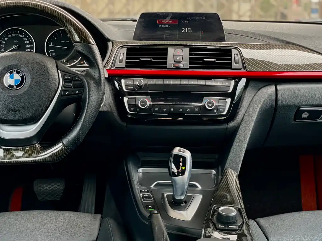 BMW 3 Series 2018 — фото 14