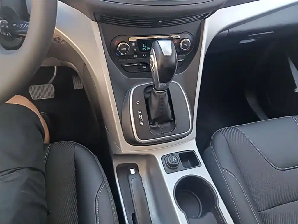 Ford Kuga 2015 — фото 14