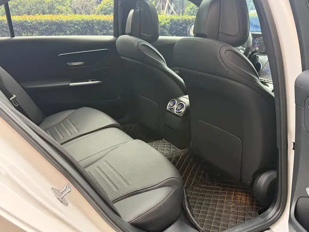 Mercedes-Benz C-Class 2025 — фото 10