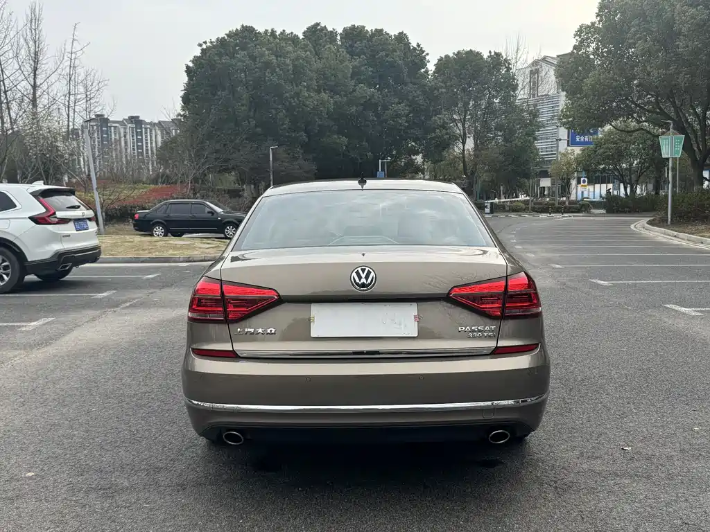 Volkswagen Passat 2017 — фото 10