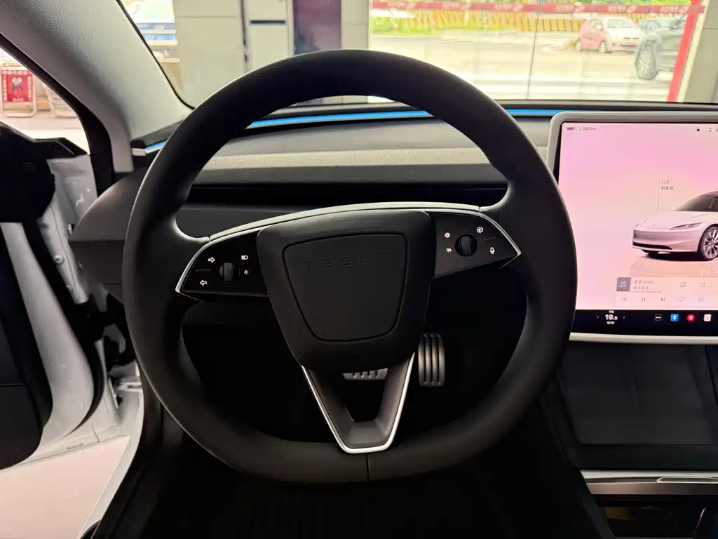 Tesla Model 3 2025 — фото 13