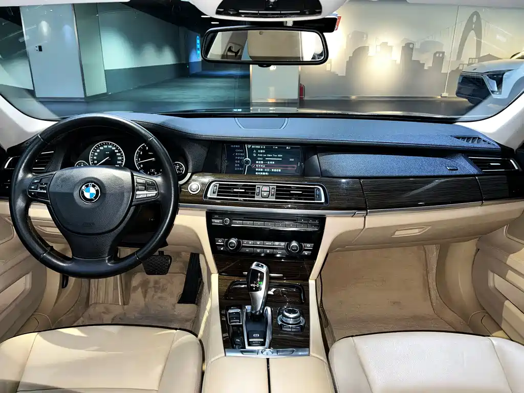 BMW 7 Series 2011 — фото 17