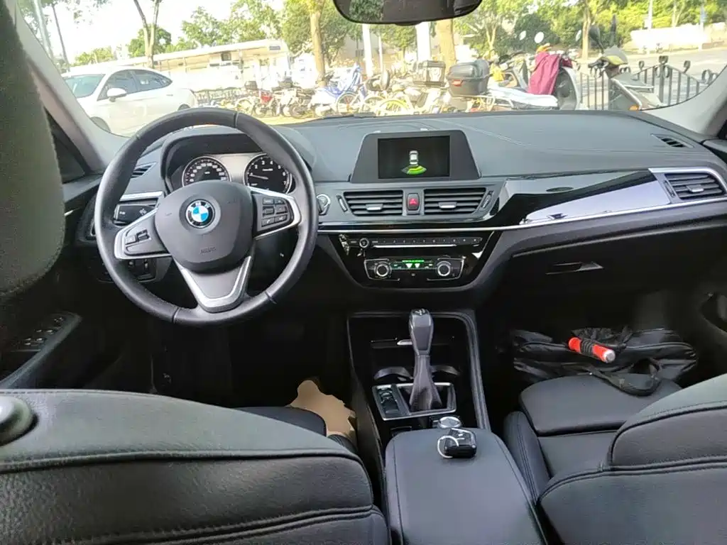 BMW 1 Series 2018 — фото 10