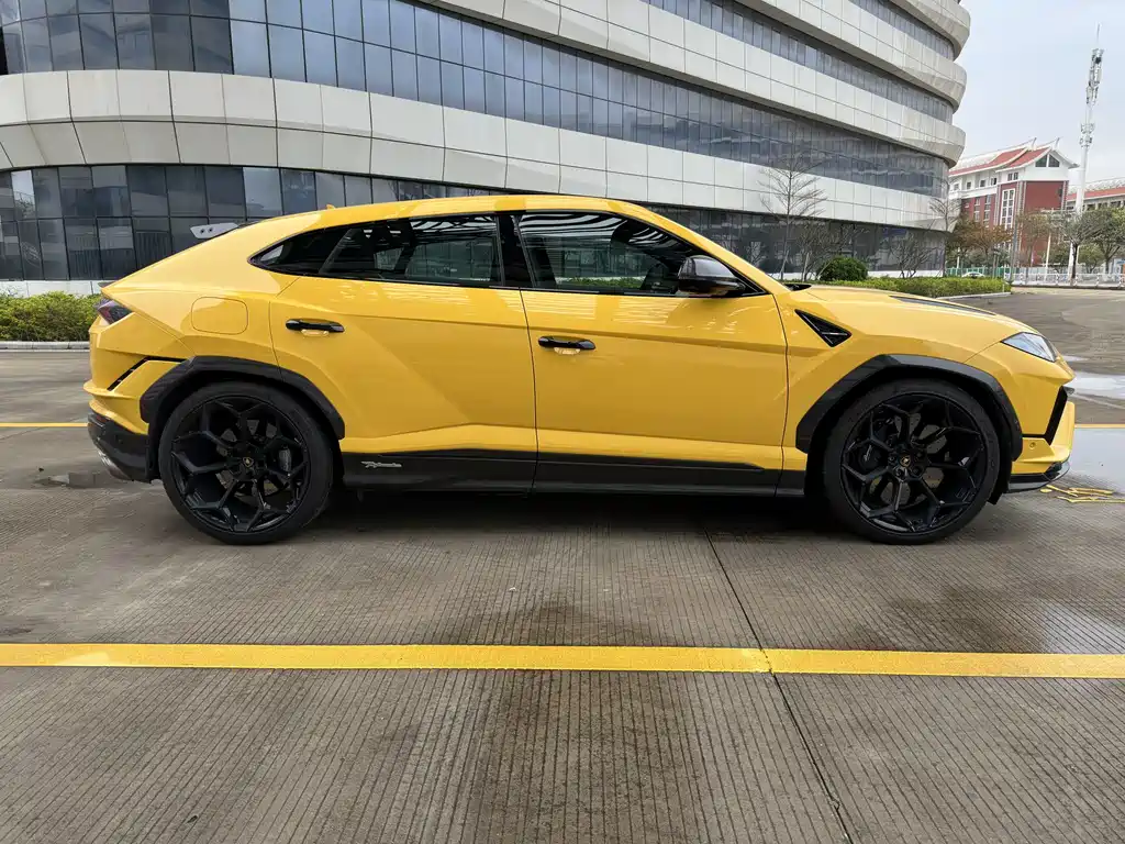 Lamborghini Urus 2023 — фото 2