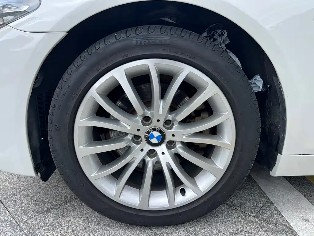 BMW 5 Series 2015 — фото 16