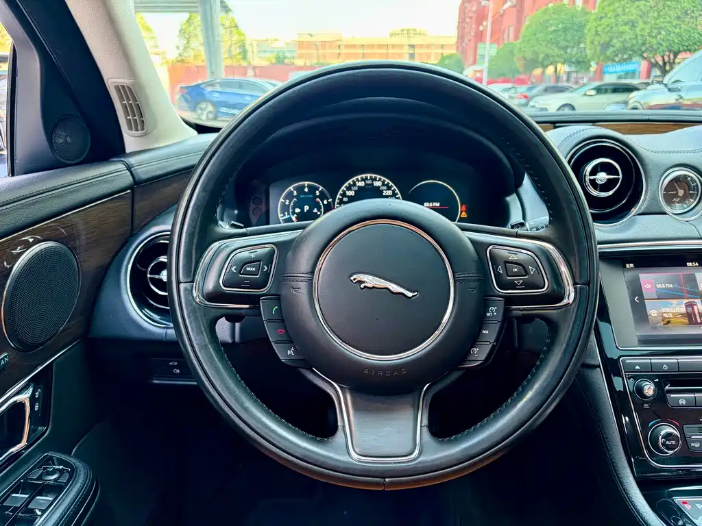Jaguar XJ 2018 — фото 7