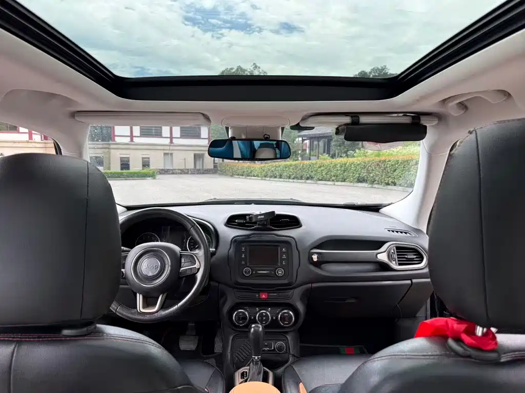 Jeep Renegade 2017 — фото 10