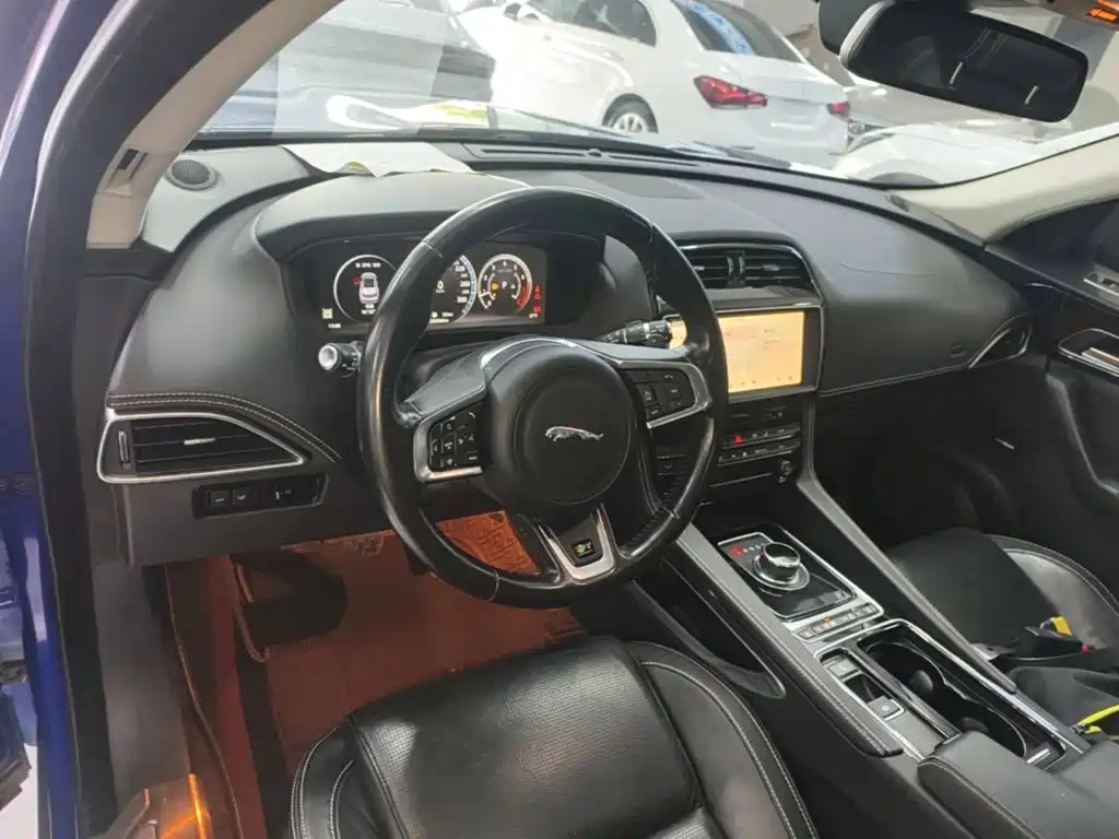 Jaguar F-PACE 2017 — фото 10