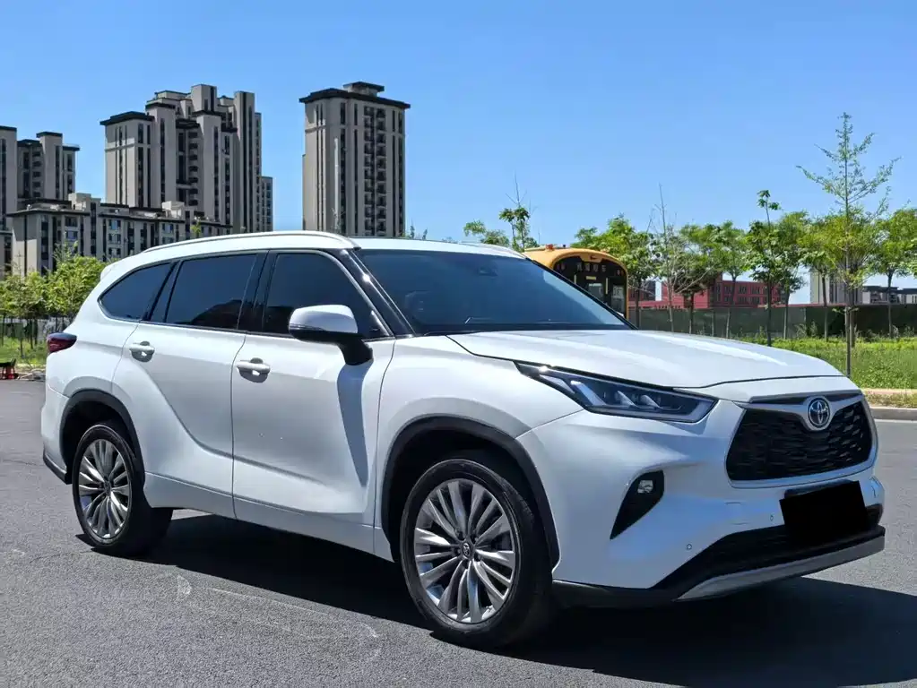 Toyota Highlander 2023 — фото 1
