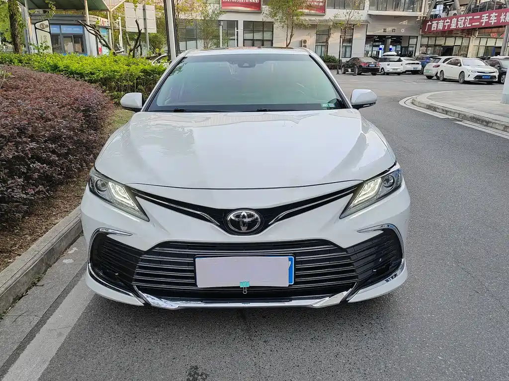 Toyota Camry 2023 — фото 2