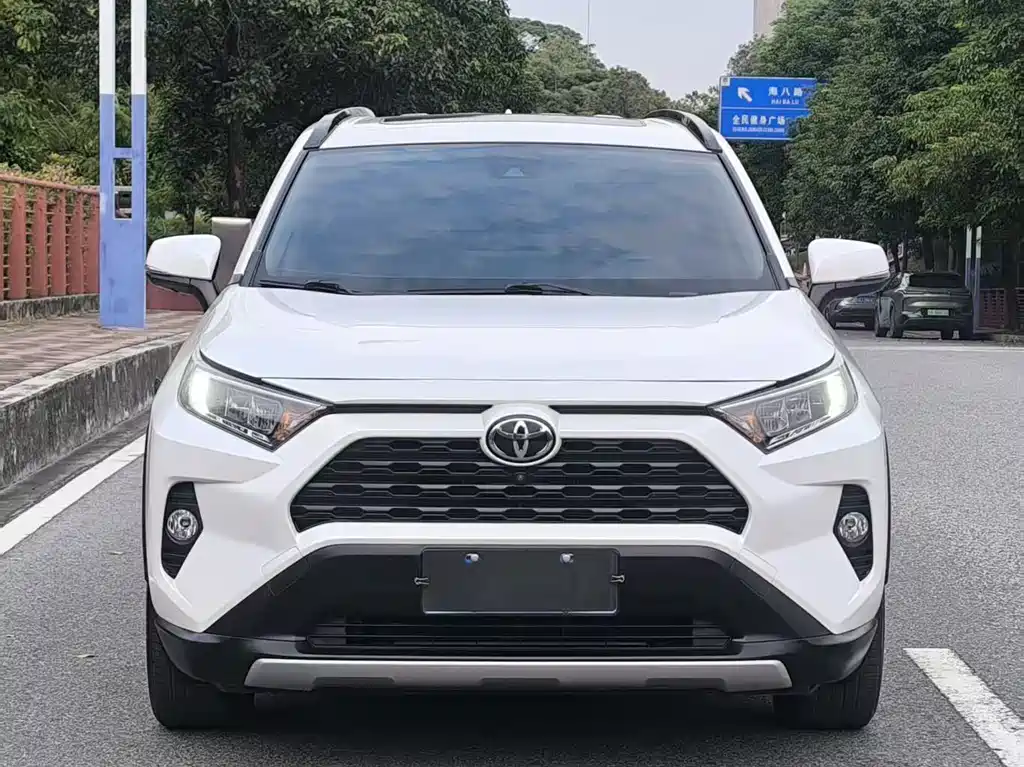 Toyota RAV4 2021 — фото 2