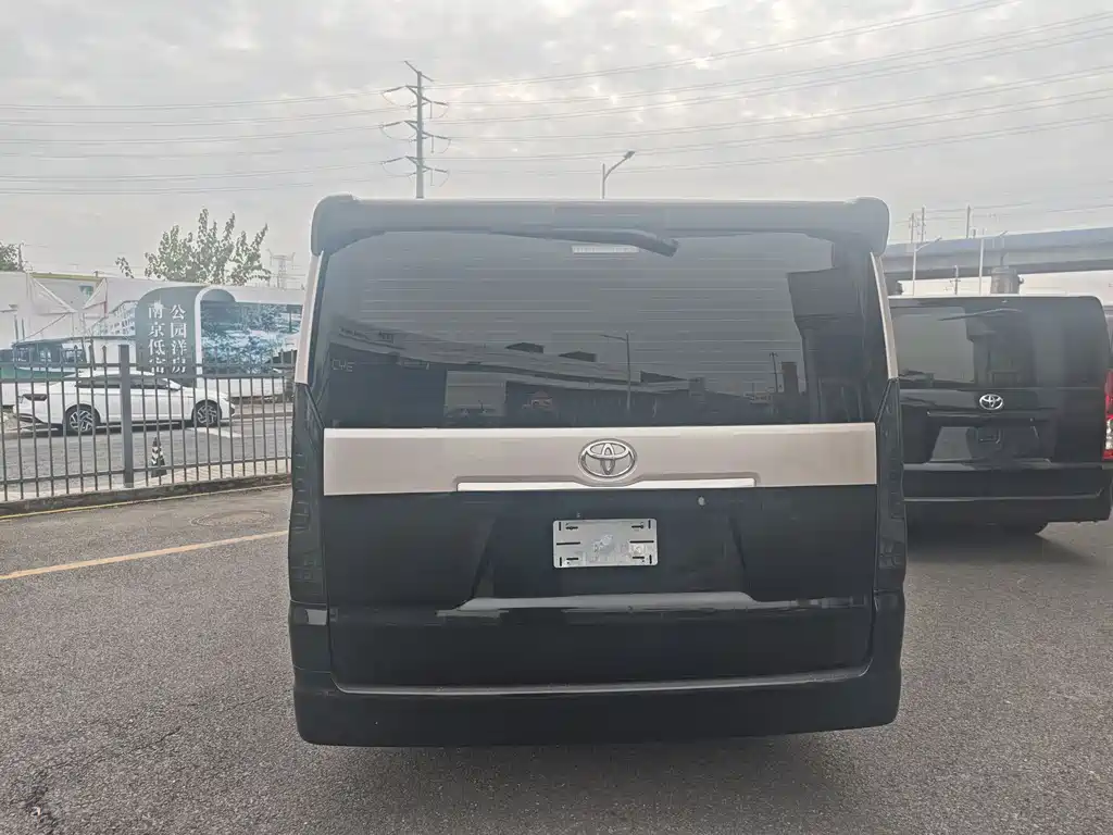 Toyota Hiace — фото 4