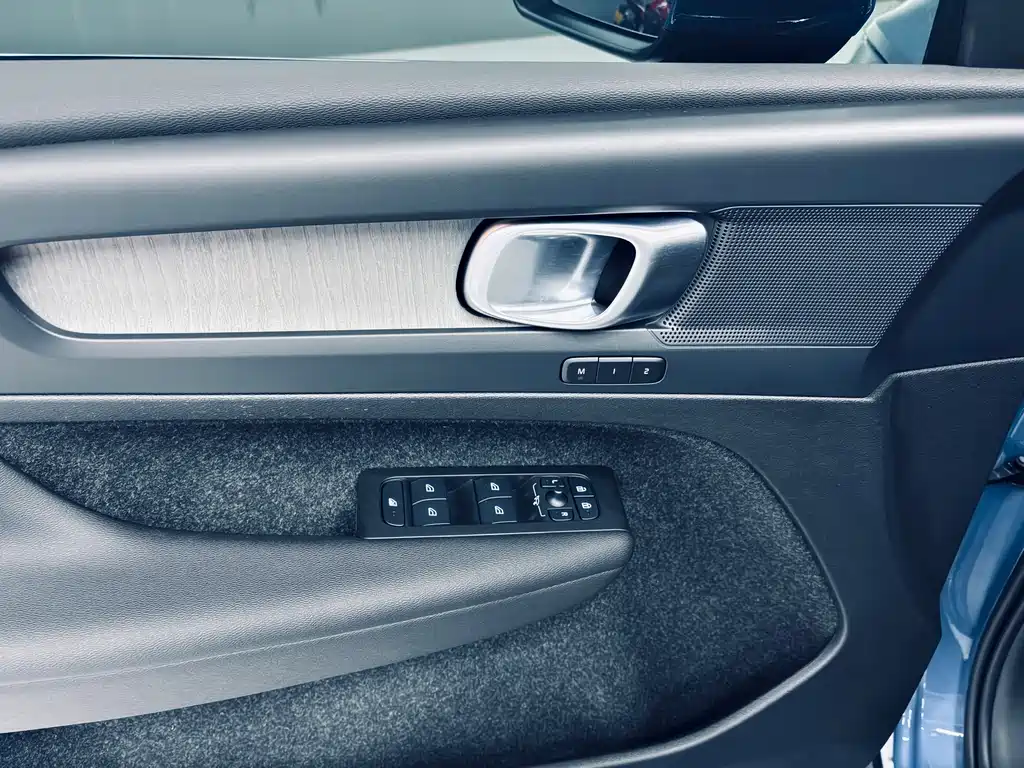 Volvo XC40 2023 — фото 14