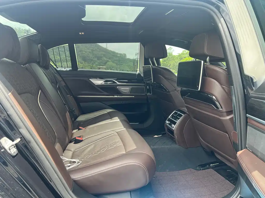 BMW 7 Series 2018 — фото 12