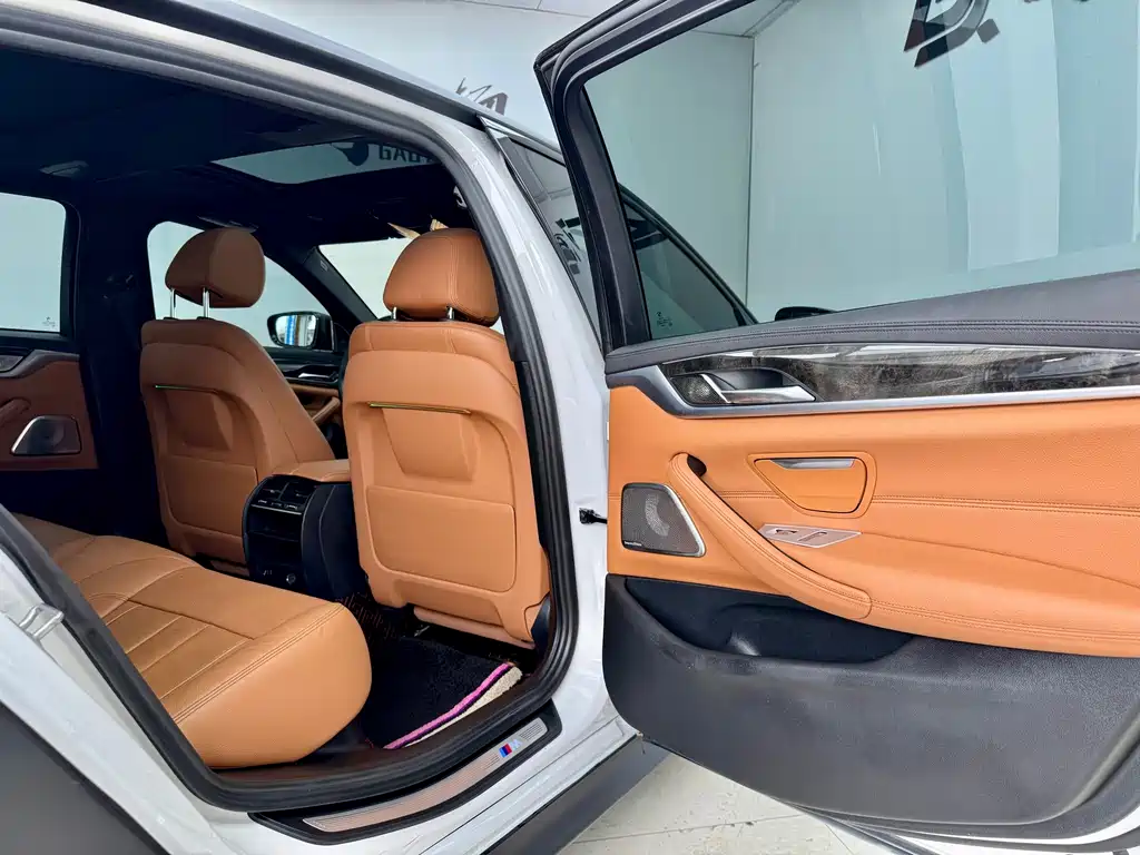 BMW 5 Series 2018 — фото 11