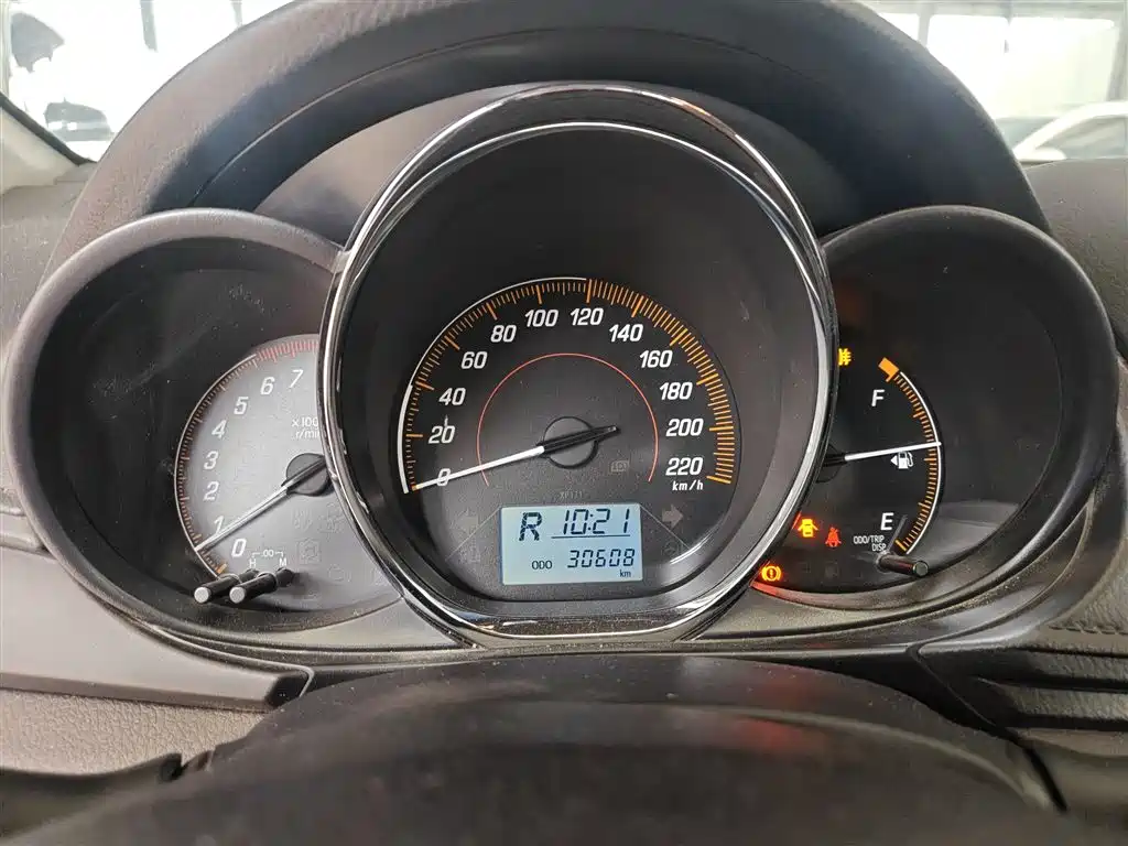 Toyota Yaris L 2020 — фото 12