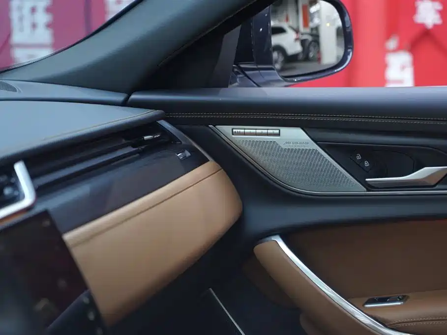 Jaguar XFL 2025 — фото 18