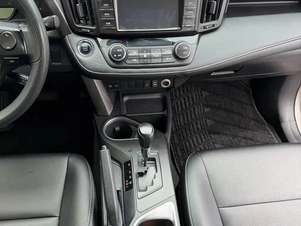 Toyota RAV4 2018 — фото 25