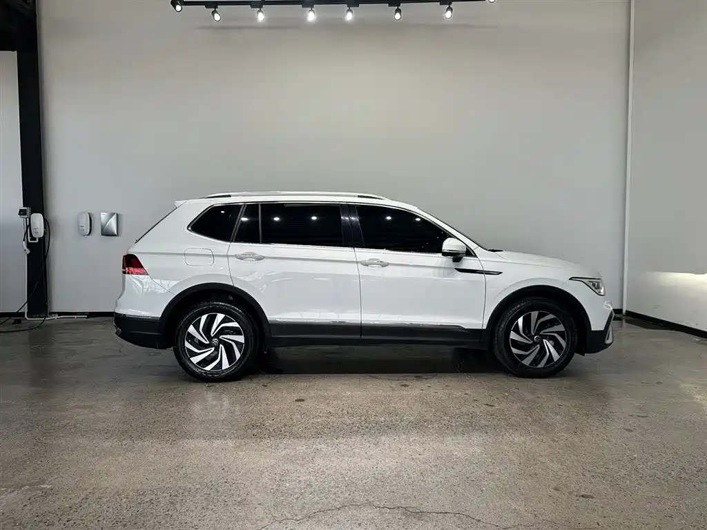Volkswagen Tiguan L 2023 — фото 6