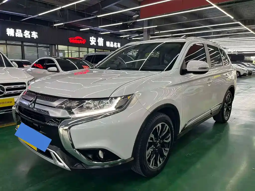 Mitsubishi Outlander 2020 — фото 1