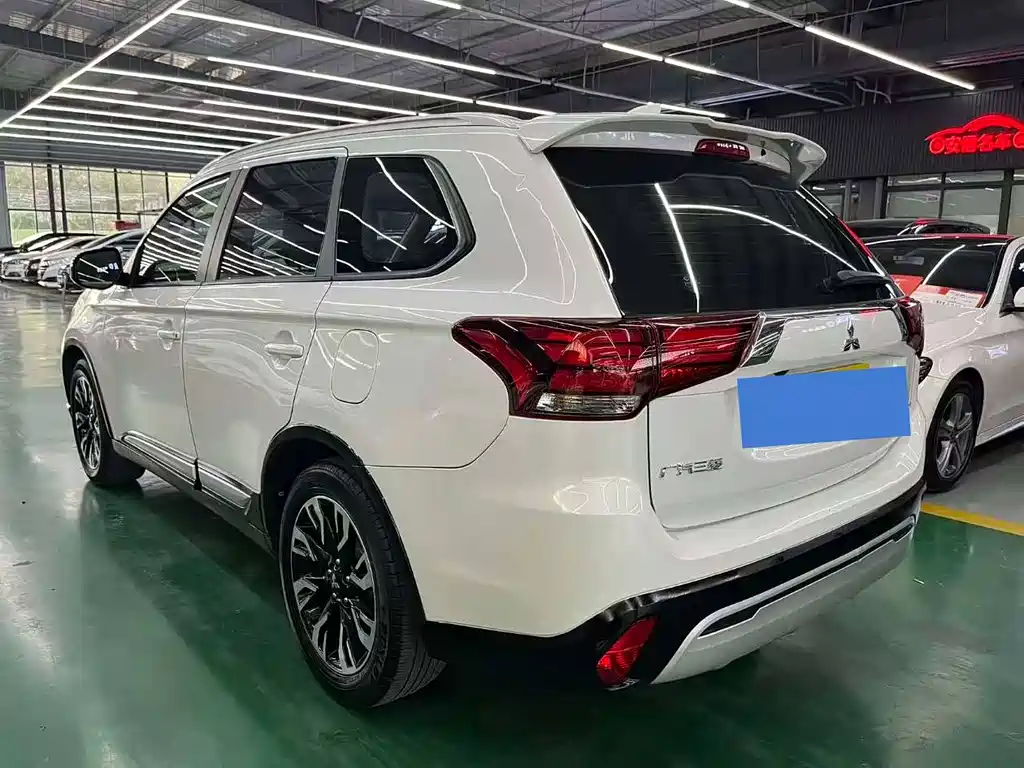 Mitsubishi Outlander 2020 — фото 4