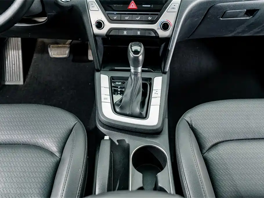 Hyundai Elantra 2018 — фото 12