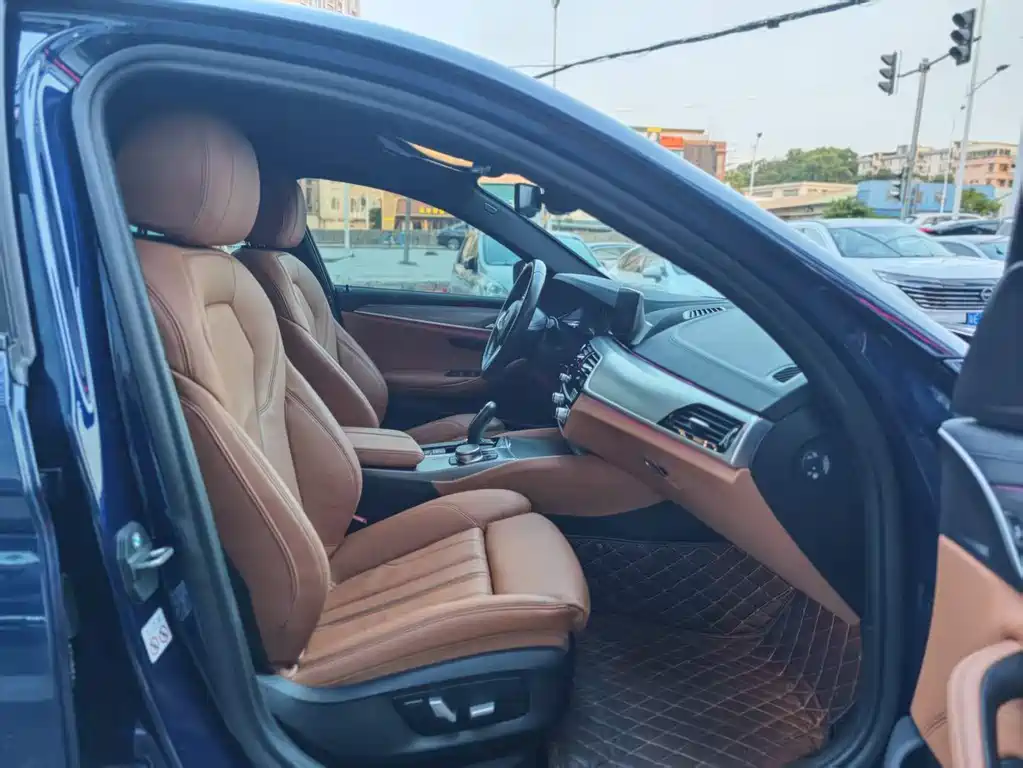 BMW 5 Series 2019 — фото 8