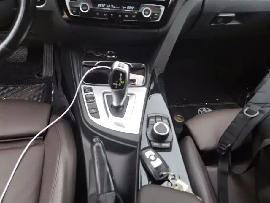 BMW 3 Series 2018 — фото 16