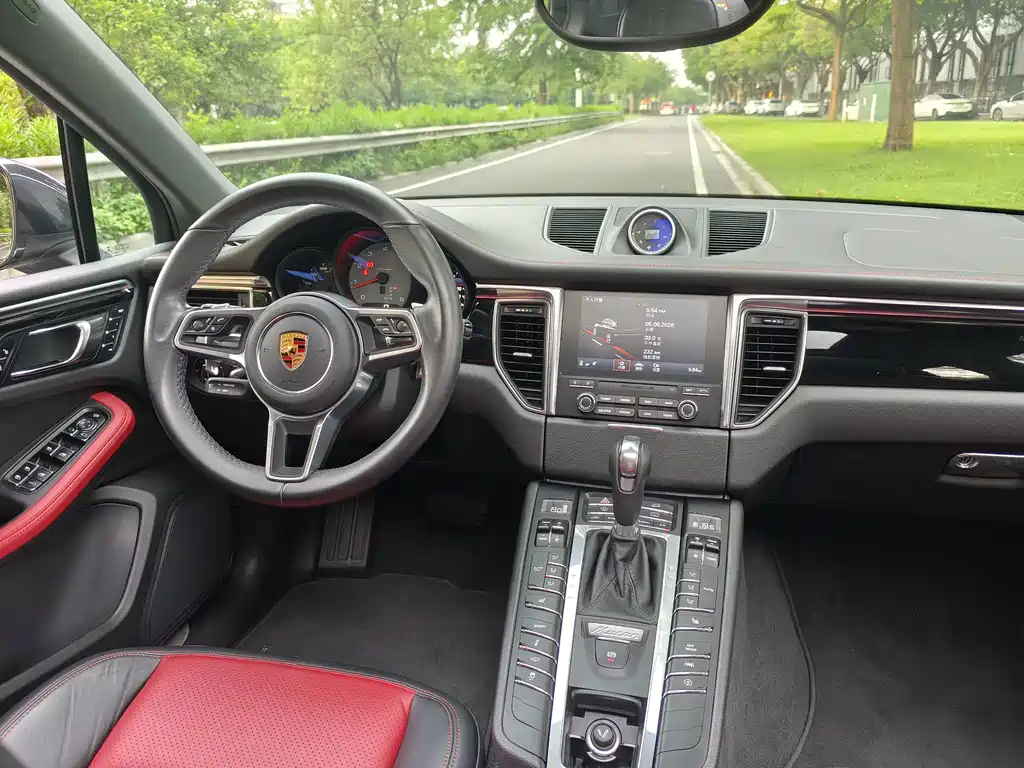 Porsche Macan 2018 — фото 11