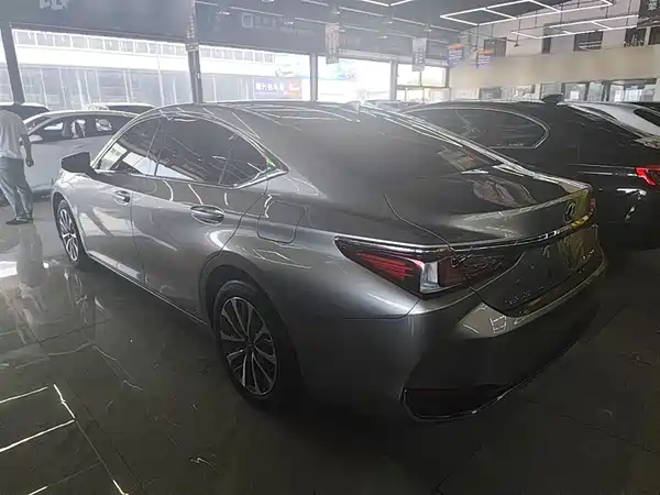 Lexus ES 2022